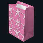 Sac Cadeau Moyen Starfish Motif Beach Pink White Christmas 2020<br><div class="desc">Conçu avec des motifs d'étoiles de mer en arrière - plan rose clair. Vous pouvez changer la couleur arrière - plan comme vous voulez.</div>