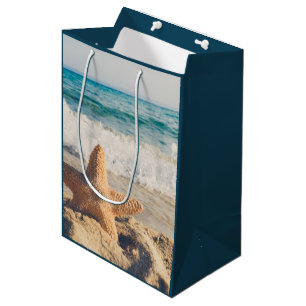 Sac Cadeau Moyen Starfish sur une plage de sable Photo