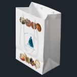 Sac Cadeau Moyen Summer Christmas Beach Seashell Nom personnalisé<br><div class="desc">Un design de Noël d'été unique en utilisant des vagues de plage pour remplir le sapin de Noël et les coquillages comme frontière. Idéal pour les cadeaux de Noël et la décoration. Customisez le sac cadeau de Noël avec votre texte et faites-le vous-même.</div>