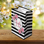 Sac Cadeau Moyen Sweet 16 rayures noires florales roses nom<br><div class="desc">Classic slim black and white horizontales stripes as background. With girly, feminine and romantic pink roses as decoration. Parfait pour le 16e anniversaire de la fête. A white and black frame with templates for name, age and a date. Age number 16 en rose, nom et date en noir. Le nom...</div>