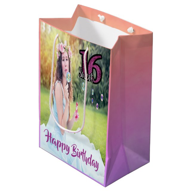 Sac Cadeau Moyen Sweet 16e anniversaire photo fille violette (Devant Angle)