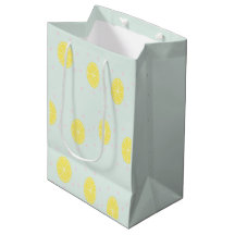 Tranches de citron jaune sur bleu