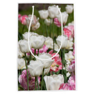 Sac Cadeau Moyen Tulipes blanches et roses vives par une journée en