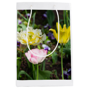 Sac Cadeau Moyen Tulipes blanches, roses et jaunes dans le jardin