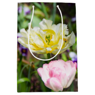 Sac Cadeau Moyen Tulipes blanches, roses et jaunes dans le jardin