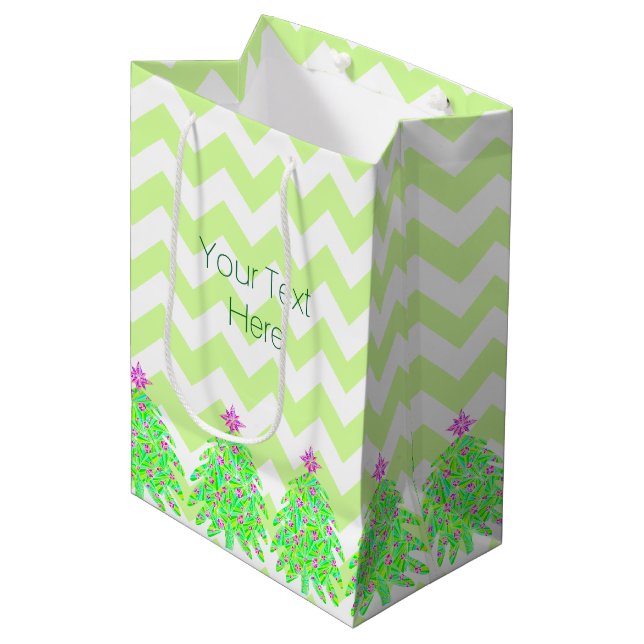 Sac Cadeau Moyen Un arbre de Noël vert Chevron personnalisé (Devant Angle)