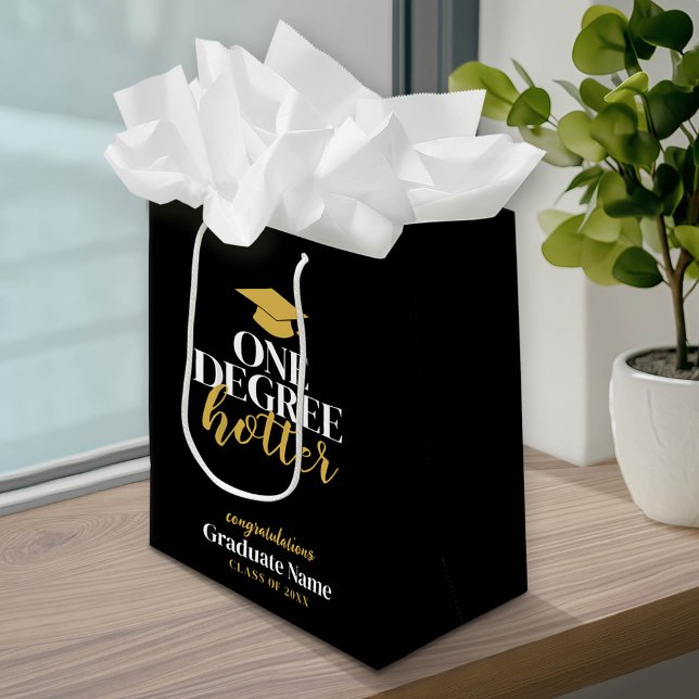 Sac Cadeau Moyen Un degré Hotter - Black Gold - Graduation (Custom Graduation Gift Bag with a pace for the graduate's name)