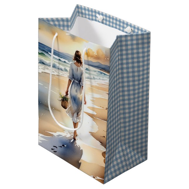 Sac Cadeau Moyen Une femme marche sur la plage aquarelle (Devant Angle)