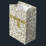 Sac Cadeau Moyen Votre texte : 70th Birthday Gold Number 70 Motif<br><div class="desc">Personnalisez facilement l'étiquette d'or et "Joyeux 70e anniversaire" avec le modèle texte fourni. Cette conception est un motif de nombres Random or et blanc avec le numéro de jalon 70 répété dans des tailles et angles variés dans une impression tout-en-un. Il y a une bande d'or et une étiquette-cadeau, imprimée...</div>