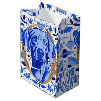 Sac Cadeau Moyen Weimaraner regardant à travers la lettre "O" en or