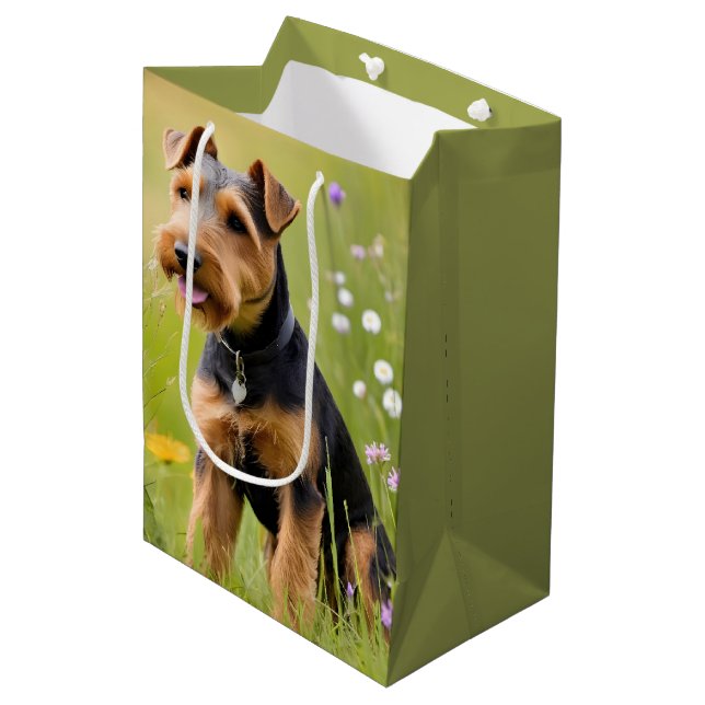 Sac Cadeau Moyen Welsh Terrier Dans Le Champ Fleur sauvage (Devant Angle)