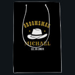 Sac Cadeau Moyen Western Cowboy Casquette Groomsmen Nom personnalis<br><div class="desc">Cadeaux personnalisés pour les groomsmen avec thème western cowboy. Décoré de casquette de cowboy avec police vintage occidentale. Le texte et la couleur sont modifiables à l'aide de l'outil de conception pour s'adapter à votre occasion. Obtenez ce cadeau de personnaliser pour les mariages, les célibataires, les fiançailles ou toute autre...</div>