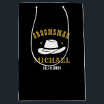 Sac Cadeau Moyen Western Cowboy Casquette Groomsmen Nom personnalis<br><div class="desc">Cadeaux personnalisés pour les groomsmen avec thème western cowboy. Décoré de casquette de cowboy avec police vintage occidentale. Le texte et la couleur sont modifiables à l'aide de l'outil de conception pour s'adapter à votre occasion. Obtenez ce cadeau de personnaliser pour les mariages, les célibataires, les fiançailles ou toute autre...</div>