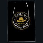 Sac Cadeau Moyen Western Cowboy Rustic Logo Groomsmen personnalisé<br><div class="desc">Cadeaux personnalisés pour les groomsmen avec thème western cowboy. Décoré de casquette de cowboy avec police vintage occidentale. Le texte et la couleur sont modifiables à l'aide de l'outil de conception pour s'adapter à votre occasion. Obtenez ce cadeau de personnaliser pour les mariages, les célibataires, les fiançailles ou toute autre...</div>