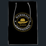 Sac Cadeau Moyen Western Cowboy Rustic Logo Groomsmen personnalisé<br><div class="desc">Cadeaux personnalisés pour les groomsmen avec thème western cowboy. Décoré de casquette de cowboy avec police vintage occidentale. Le texte et la couleur sont modifiables à l'aide de l'outil de conception pour s'adapter à votre occasion. Obtenez ce cadeau de personnaliser pour les mariages, les célibataires, les fiançailles ou toute autre...</div>