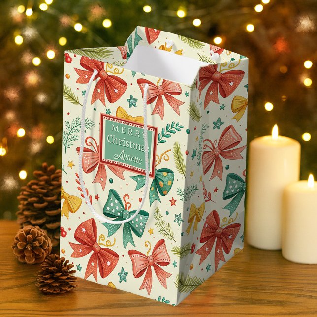Sac Cadeau Moyen Whimsical Christmas Pattern (Gift bag featuring a whimsical illustration of Christmas bows and pine twigs)