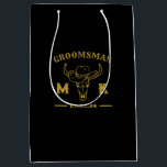 Sac Cadeau Moyen Wild West Cowboy Personnalisé Groomsmen Monogramme<br><div class="desc">Cadeaux personnalisés pour les groomsmen avec le thème vieux western cowboy. Décoré de casquette de cowboy avec police vintage occidentale. Le texte et la couleur arrière - plan sont modifiables à l'aide de l'outil de conception pour s'adapter à votre occasion. Obtenez ce cadeau de personnaliser pour les mariages, les célibataires,...</div>
