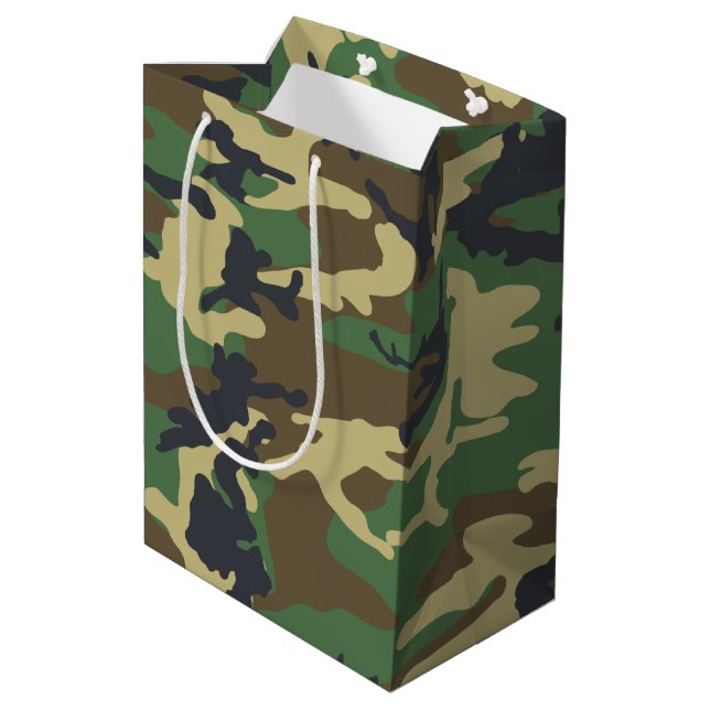 Sac Cadeau Moyen Woodlands Camouflage Outdoorsman Cadeau  (Dos Angle)