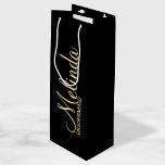 Sac Cadeau Pour Bouteille Bridesmaitres personnalisées Black et Gold moderne<br><div class="desc">Cadeaux de demoiselles d'honneur personnalisées Noir et Or moderne avec nom de femme d'honneur personnalisée en or style de police script moderne avec titre et date mariage dans style de police sans serif moderne sur arrière - plan noir. Aussi parfait pour Maid of Honor, Flower Girl, Mother of the Bride...</div>