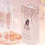Sac Cadeau Pour Bouteille Custom Phobithday rose gold glitter pink<br><div class="desc">Un sac cadeau pour un 21e anniversaire girly et glamour (ou tout âge). Un arrière - plan d'or faux rose avec une élégante parties scintillant d'or faux rose gouttes, peinture goutte à goutte. Le texte : Le nom est écrit en or rose foncé avec un script de style manuscrit moderne....</div>