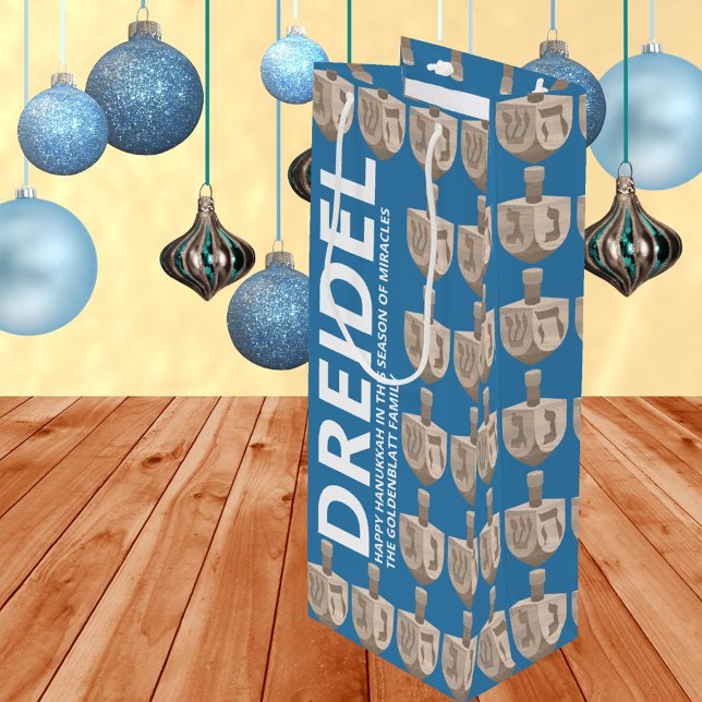 Sac Cadeau Pour Bouteille Dreidel Rustic Chêne Amusant Bleu Et Blanc Hanoukk (Bold typography text and faux oak wood dreidels on rich blue makes these Hanukkah gift bags stylish)