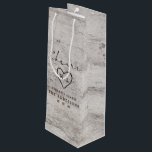 Sac Cadeau Pour Bouteille Frères de charité sculptés Rustic Birch Cheval Mar<br><div class="desc">Chardons sculptés Bois de bouleau rustique avec gris vieilli & off Gris blanc écorce de bouleau, et une patine en détresse look patiné. Cette conception de bois récupéré comprend les initiales du couple gravées dans la forme du coeur de l'arbre. En outre, typographie en détresse pays polices chic, ainsi qu'une...</div>