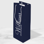 Sac Cadeau Pour Bouteille Groomsman Personnalisé bleu marine moderne<br><div class="desc">Cadeaux Groomsman personnalisés avec le nom de marionnettiste personnalisé en blanc style de police de script moderne avec titre et date mariage en style de police sans serif moderne sur arrière - plan bleu marine. Parfait aussi pour le meilleur homme, père de la mariée, demoiselle d'honneur, mère de la mariée...</div>