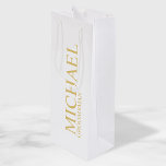 Sac Cadeau Pour Bouteille Groomsman personnalisé classique blanc et or<br><div class="desc">Cadeaux personnalisés Groomsman Blanc et Or Classique avec nom et titre de marionnettiste personnalisé en style de police serif classique or. Aussi parfait pour Best Man, Père de la Mariée et plus. Remarque : Les détails du papier sont simulés dans l'illustration. Il n'y aura pas de métal sur ce produit....</div>