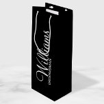 Sac Cadeau Pour Bouteille Groomsman personnalisé moderne noir et blanc<br><div class="desc">Cadeaux personnalisés de Groomsman Black et Blanc modernes avec le nom de toiletteur personnalisé en blanc style de police de script moderne avec titre et date mariage dans le style de police sans serif moderne sur arrière - plan noir. Parfait aussi pour le meilleur homme, père de la mariée, demoiselle...</div>