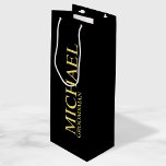 Sac Cadeau Pour Bouteille Groomsman personnalisé moderne noir et or<br><div class="desc">Cadeaux personnalisés de Groomsman Black and White modernes avec nom et titre de marionnettiste personnalisé en style de police serif classique or sur arrière - plan noir. Aussi parfait pour Best Man, Père de la Mariée et plus. Remarque : Les détails du papier sont simulés dans l'illustration. Il n'y aura...</div>