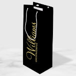 Sac Cadeau Pour Bouteille Groomsman personnalisé moderne noir et or<br><div class="desc">Cadeaux de Groomsman Personnalisés Noir et Or moderne avec nom de marionnettiste personnalisé en or style de police script moderne avec titre et date mariage dans style de police sans serif moderne sur arrière - plan noir. Parfait aussi pour le meilleur homme, père de la mariée, demoiselle d'honneur, mère de...</div>