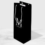 Sac Cadeau Pour Bouteille Groomsmen Personnalisé Classique Monogramme et nom<br><div class="desc">Classic Personnalisé Groomsmen Cadeaux avec monogramme,  nom et titre de marionnettiste personnalisé en blanc classique serif style de police sur arrière - plan noir. Aussi parfait pour le meilleur homme,  père de la mariée et plus.</div>