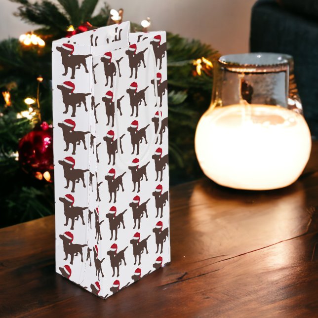 Sac Cadeau Pour Bouteille Labrador Chocolat Dans Red Santa Hat (Chocolate Labrador In Red Santa Hat Wine Gift Bag from Ricaso)