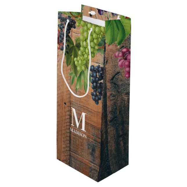 Sac Cadeau Pour Bouteille Monogramme de bois et de raisins rustiques (Devant Angle)