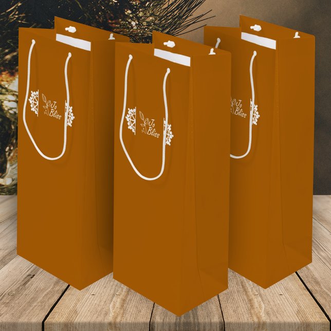 Sac Cadeau Pour Bouteille Orange Spice, Flocons Blancs, Promo Logo Entrepris (orange gift bags with white company logo and white snowflakes, promotional gift packaging)