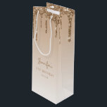 Sac Cadeau Pour Bouteille Parties scintillant Drip 21st Birthday Gold<br><div class="desc">Ce chic sac cadeau de 21e anniversaire de vin dispose d'une bordure brillante de parties scintillant faux or et arrière - plan d'or sombre. Personnalisez-le avec son nom en écriture manuscrite,  ainsi que son anniversaire et la date ci-dessous.</div>