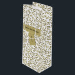 Sac Cadeau Pour Bouteille Votre texte : 70th Birthday Gold Number 70 Motif<br><div class="desc">Personnalisez facilement l'étiquette d'or et "Joyeux 70e anniversaire" avec le modèle texte fourni. Cette conception est un motif de nombres Random or et blanc avec le numéro de jalon 70 répété dans des tailles et angles variés dans une impression tout-en-un. Il y a une bande d'or et une étiquette-cadeau, imprimée...</div>