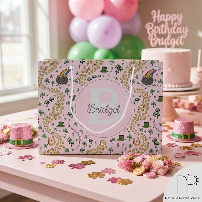 Sac Cadeau Saint-Patrick Shamrocks Roses  (Pink shamrocks st patricks gift bag featuring hand-drawn chic noir fine line ink art.)