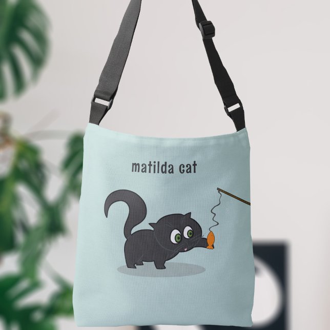 Sac carrossable bleu chat noir mignon (A cute little black kitty cat playing with her fish. Just add your name!)