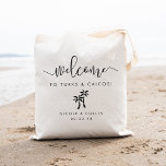 Sac de bienvenue de mariage de destination | Palmi<br><div class="desc">Bienvenue invités à votre mariage de destination avec ces sacs fourre-tout personnalisés chic et modernes. Design caractéristiques "bienvenue" dans un script de calligraphie manuscrit moderne,  avec espace pour personnaliser avec votre emplacement mariage,  les noms et la date. Une paire de silhouettes de palmiers complète le design.</div>