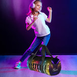 Sac de danse mignon Monogram<br><div class="desc">Ce cadeau branché présente une scène de danse amusante arrière - plan votre choix de personnalisation. Parfait pour tout danseur ou instructeur de danse. Ajoutez votre libellé personnalisé à cette conception à l'aide des cases "Modifier ce modèle de conception" situées à droite de l'élément ou cliquez sur le bouton bleu...</div>