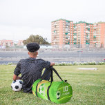 Sac de football de nom personnalisé | Numéro perso<br><div class="desc">Ce cadeau branché est doté d'un design de patch numéro de maillot et de votre choix de personnalisation. Ajoutez leur numéro de maillot, nom, école ou université, année de classe, ou toute autre personnalisation. Toutes les couleurs peuvent être modifiées. Idéal pour un lycée ou un diplômé. Un cadeau simple et...</div>