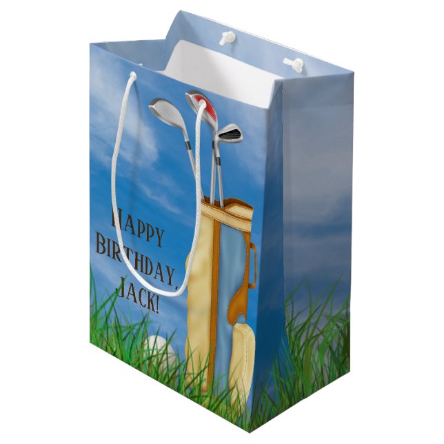 sac de golf et clubs avec balle dans l'herbe (Devant Angle)