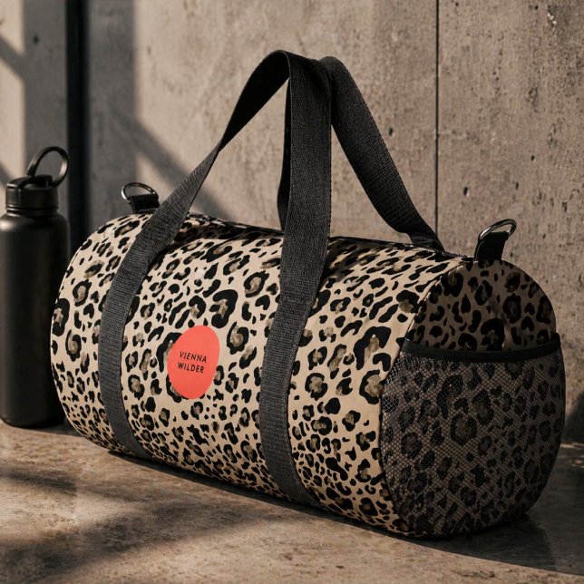 Sac de sport à imprimé léopard | Grand sac de voya (A fashionable duffle bag that blends bold animal print with a polished personalized touch.)
