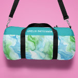 Sac De Sport Aquarelle Motif en marbre liquide Nom personnalisé<br><div class="desc">Aquarelle Motif en marbre liquide Nom personnalisé Duffle Sac de sport Sac de sport Duffle Sac dispose d'une aquarelle vert et bleu motif en marbre liquide aquarelle. Personnalisé avec votre nom. Fait un grand cadeau pour l'anniversaire, Noël, les vacances, la fête des mères et de retour à l'école. Parfait pour...</div>