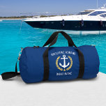 Sac De Sport Bienvenue à bord Nom du bateau Ancre Gold Laurel S<br><div class="desc">Un ancre nautique conçu sur mesure, des feuilles de laurier de style or et une étoile dorée avec "Welcome Aboard" et votre nom personnalisé ou nom de bateau sur un gymnase élégant ou sac à dos de voyage. Ce design est en blanc et or couleurs sur bleu marine classique ou...</div>