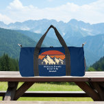 Sac De Sport Blue Mountain Sunset Randonnée personnalisée<br><div class="desc">Ce superbe coucher de soleil sur les montagnes rocheuses et les arbres de la forêt dans la nature fait une belle image pour un sac en duffel bleu personnalisé pour vos vacances d'été ou votre voyage à travers la nature. Ajoutez simplement votre propre texte personnalisé pour les campeurs ou les...</div>