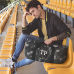 Sac De Sport Camouflage Camo Monogramme Personnalisé<br><div class="desc">Cette conception peut être personnalisée dans la zone fournie en modifiant la photo et/ou le texte. Vous pouvez également le customiser en cliquant sur Personnaliser ce Modèle, puis en choisissant l'option cliquer pour customiser et supprimer ou modifier la couleur de l'arrière - plan, ajouter du texte, modifier la couleur ou...</div>