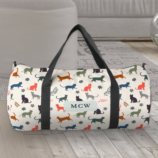 Sac De Sport Chat Motif Moderne Élégant Monogramme Initiales (A stylish duffel bag for travel, with monogram initials and colorful cat silhouettes pattern)