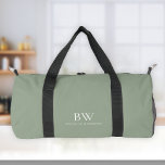 Sac De Sport Classic Moderne Style Sage Vert Blanc Monogramme<br><div class="desc">Ce sac en duffel élégant et moderne est doté d'un monogramme serif classique et d'un nom sans serif en blanc sur un arrière - plan vert sage.</div>